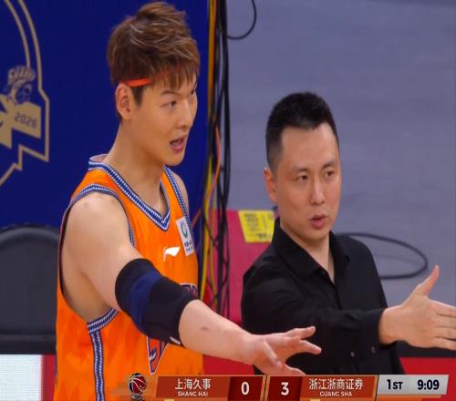 孙铭徽5失误5中0，胡金秋18+7比拼王哲林，奇兵16分拿下G1