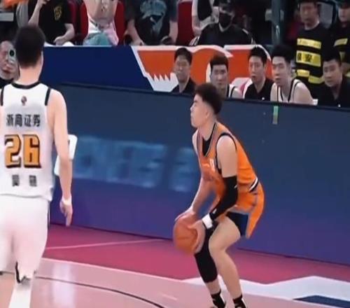 总决赛奇兵！李添荣三分6中4轰16分高效爆发不讲理三分打停解说
