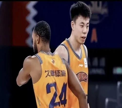 随着上海男篮10190战胜浙江广厦，取得开门红，古德温弗格迎来爆发，洛夫顿伤退，大白边缺席原因出炉，孙铭徽5中0没有得分！