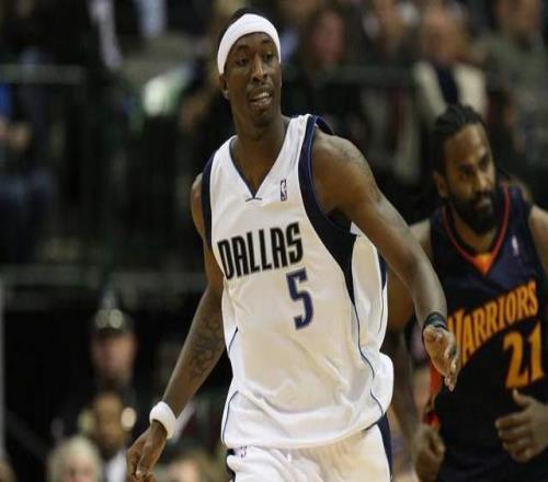 传奇他出生时双腿残疾，却依然闯进NBA，还入选了全明星