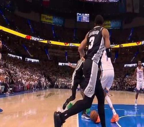 NBA现争议判罚：雷霆球员疑脚碰球出界仍获球权，马刺挑战被无视还吃技犯