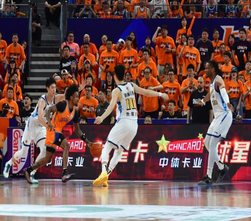 CBA：上海男篮拒绝逆转占先机！王哲林砍10分7板，孙铭徽0分