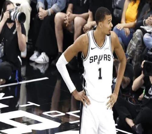 NBA警告文班!肖华刚刚发声,表扬裁判,鼓励假摔!