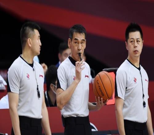 CBA总决赛G2战又变了中日巴三国裁判联手吹罚:中国裁判再登场