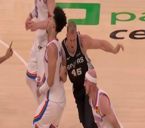 一级恶意!NBA官方追加升级普拉姆利犯规:天王山蓄力撞翻麦凯恩
