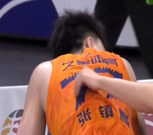 上海G2绝杀广厦夺冠式庆祝，卢伟抱古德温，张镇麟累坏，布朗沮丧