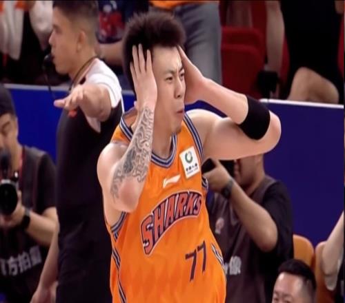 上海8000万买他太值了！因为他的一攻一防，才有古德温的三分绝杀