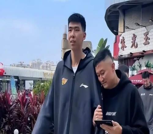 杜锋看到了吗他看不上的那个大个子，终于出息了，全力冲NBA