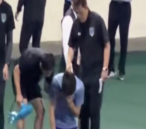 23岁中甲前锋被红牌罚下！球队惨遭绝平下跪向球迷道歉失声痛哭