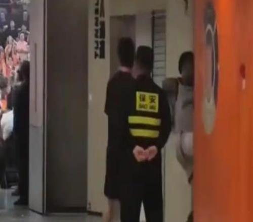 上海球迷闪光灯干扰罚球被罚1万，布朗怒踢通道遭2万罚款！