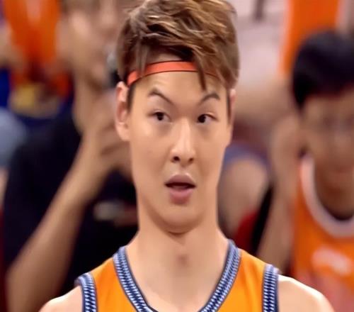 丢人！上海主场靠闪光灯赢球CBA罚款1万，羞辱意味远大于惩罚