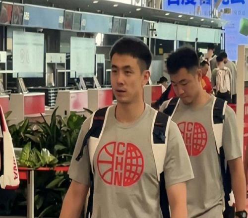赵继伟领衔男篮已抵达长沙!高诗岩续约山东,广东宏远接触CBA状元