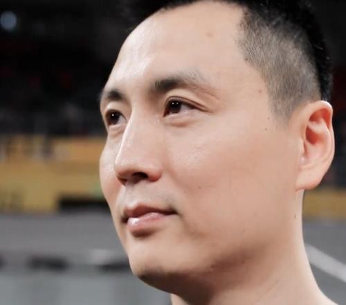 卢伟:洛夫顿的伤病还是不太好,今晚对布朗已经有针对性方案