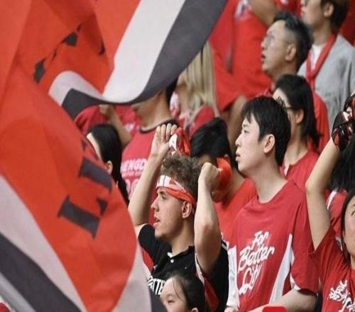 成都蓉城10击败山东泰山领跑中超上半程