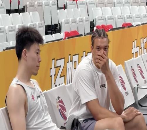 上海队记：洛夫顿是否出战G3赛前再决定，白边未随队来到杭州