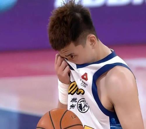 孙铭徽持续低迷，总决赛两场仅12中2北京首钢补强国手锋线