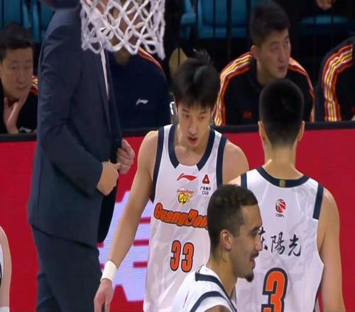 场均近20+10+5+5！广东队挖走上海新后卫，这可是“加强版徐杰”