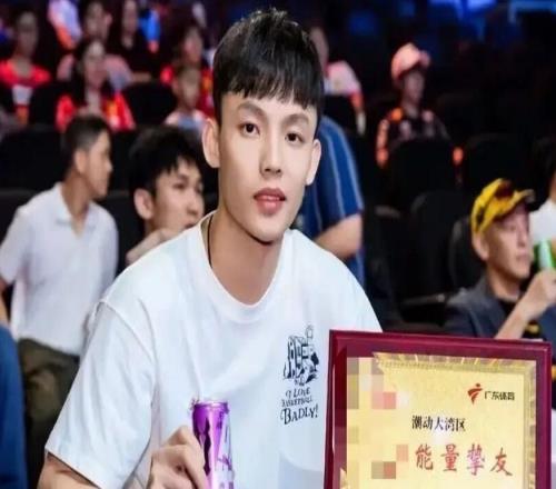 广东男篮最新动态！徐杰获得新身份，杜锋深夜发声，崔永熙胡明轩参加热身赛，王洪泽出国特训
