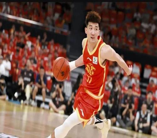 随着上海男篮33分大胜浙江广厦，获得冠军点，弗格古德温稳定发挥，张镇麟迎来爆发，孙铭徽被球迷吐槽