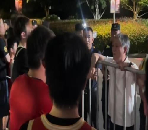 广厦连输三场，球迷场外破防！谩骂软蛋，指责王博，引人失望！