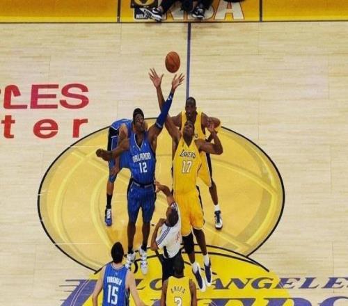 经典回归！NBA总决赛地板迎回冠军金杯图案