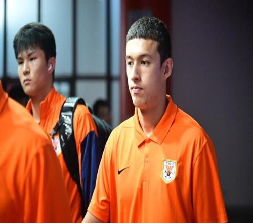依木兰刚为鲁能首发出战45分钟，就又被韩鹏换下，原因让人无奈