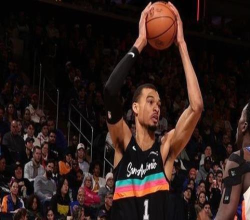 文班生涯对阵尼克斯场均30+14！迈克布朗：你只能祈祷