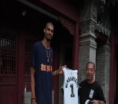 师父来了！文班亚马的靠山，真TM硬啊！
