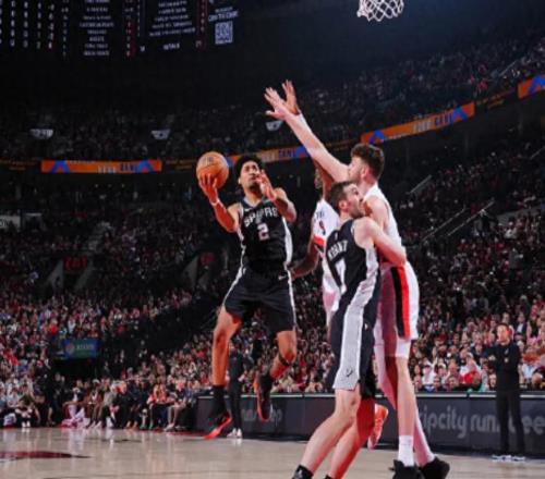 他是NBA现役最强防守教练，年龄和詹姆斯一样大苦熬15年终迎转正