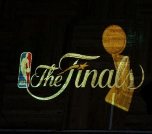 NBA总决赛地板重现大奖杯，时隔17年致敬经典