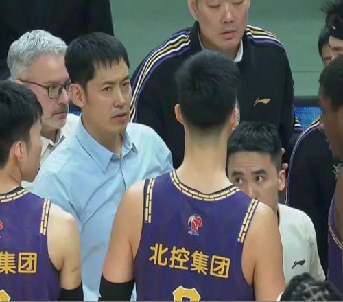 终于下课了！媒曝张庆鹏离任，杨鸣社媒暗示或接任北控主帅
