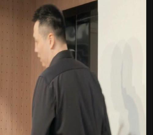G5赛后采访有媒体让卢伟点评裁判判罚，后者直接起身离场