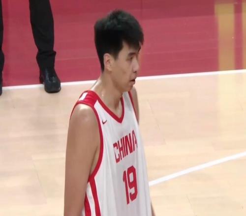 被轰110！中国男篮半场落后7分徐昕王俊杰庞峥麟全轰8分
