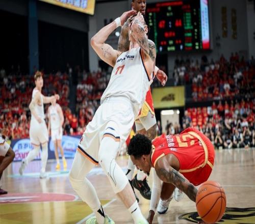 上海久事客场不敌浙江，总比分被扳至3比1，夺冠悬念仍将延续