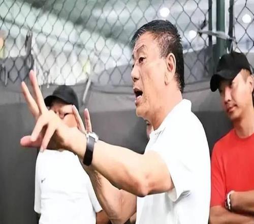 69岁前国脚：仍未退休，是上海女足总教练，儿子曾是中超最小球员