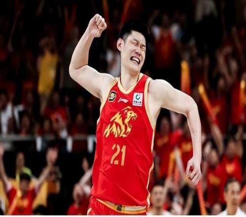 半场4949！胡金秋爆发独砍22分，广厦领先两位数被抹平，想赢难