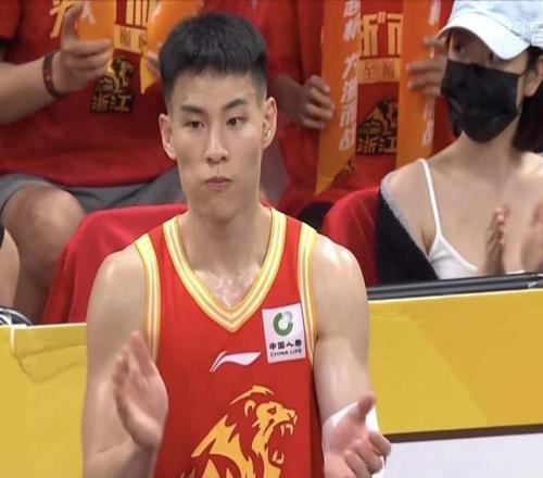 广厦赢球第一奇兵！林秉圣7中5末节送关键5分，赛后王博亲自递水