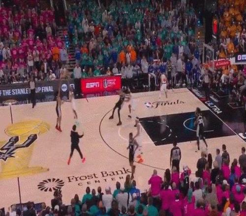 球迷乱入NBA总决赛场内！文班：从没遇到过这种事