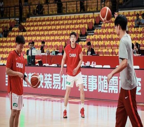 中国男篮热身赛险胜，王俊杰两双数据表现抢眼