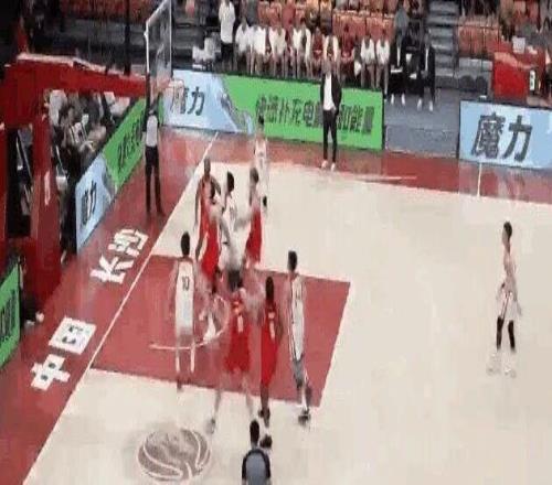 18+14！中国男篮险胜，王俊杰救了大命