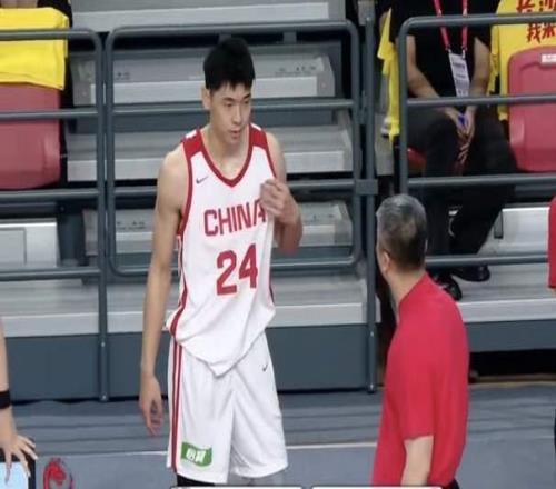 群星闪耀,中国男篮热身赛小胜,王俊杰抢11个进攻篮板,徐昕10+8