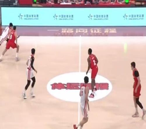 王俊杰两双，中国男篮热身赛82：78塞尔维亚联赛亚军队