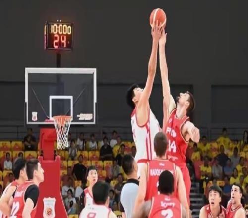中国男篮险胜4分！王俊杰怒砍两双，拯救球队！