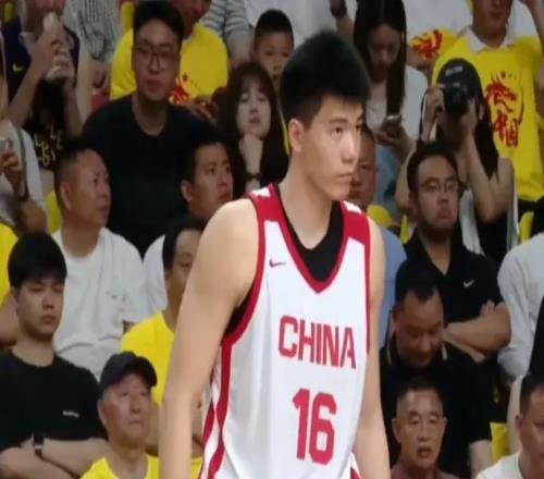 徐昕国家队首秀10分8板4帽，焦泊乔11分，杜锋真不会用中锋
