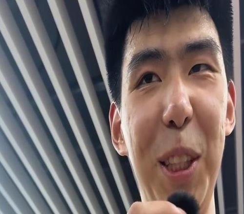徐昕：穿上国家队战袍感觉非常不错调侃王俊杰多传球逗乐记者