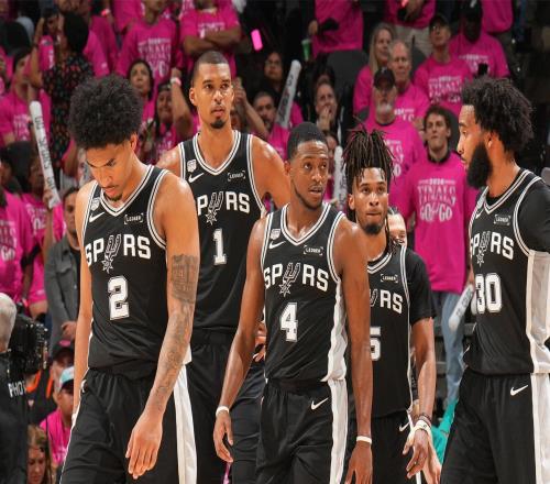 马刺输球3大罪人出炉！福克斯13中3低迷，主帅斗法布朗完爆师弟