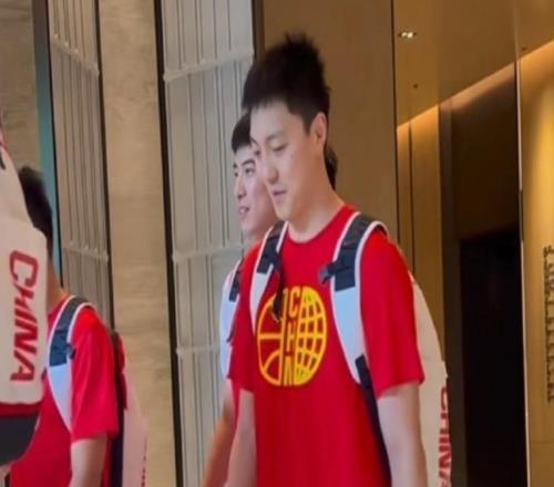 胡明轩正式离队！中国男篮调整阵容，MVP归队