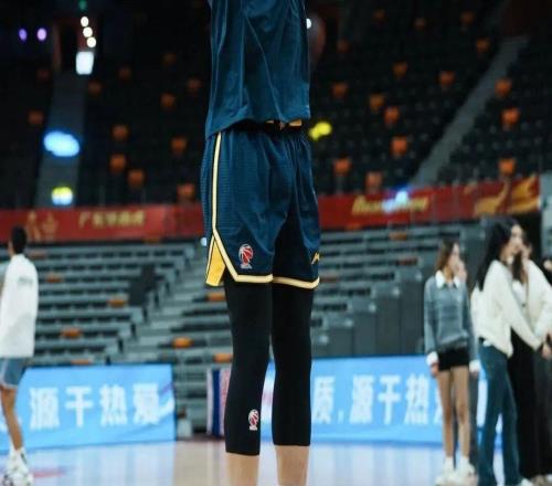 胡明轩等球员离开中国男篮短训营