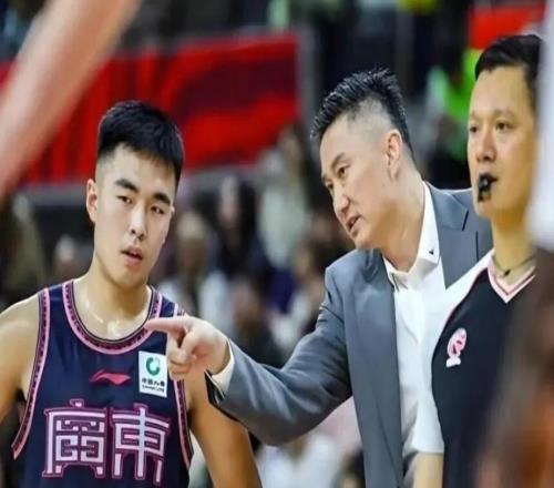 广东男篮最新动态！胡明轩离开中国男篮，焦泊乔出色发挥打脸杜峰，广东两旧将签约福建