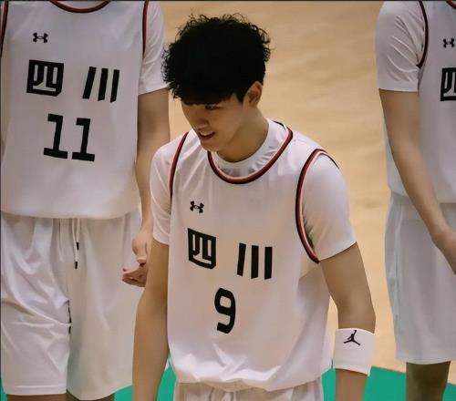 正式官宣！1米95后卫新星完成签约，加盟新疆男篮